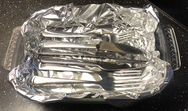 cutlery laying in the dish
