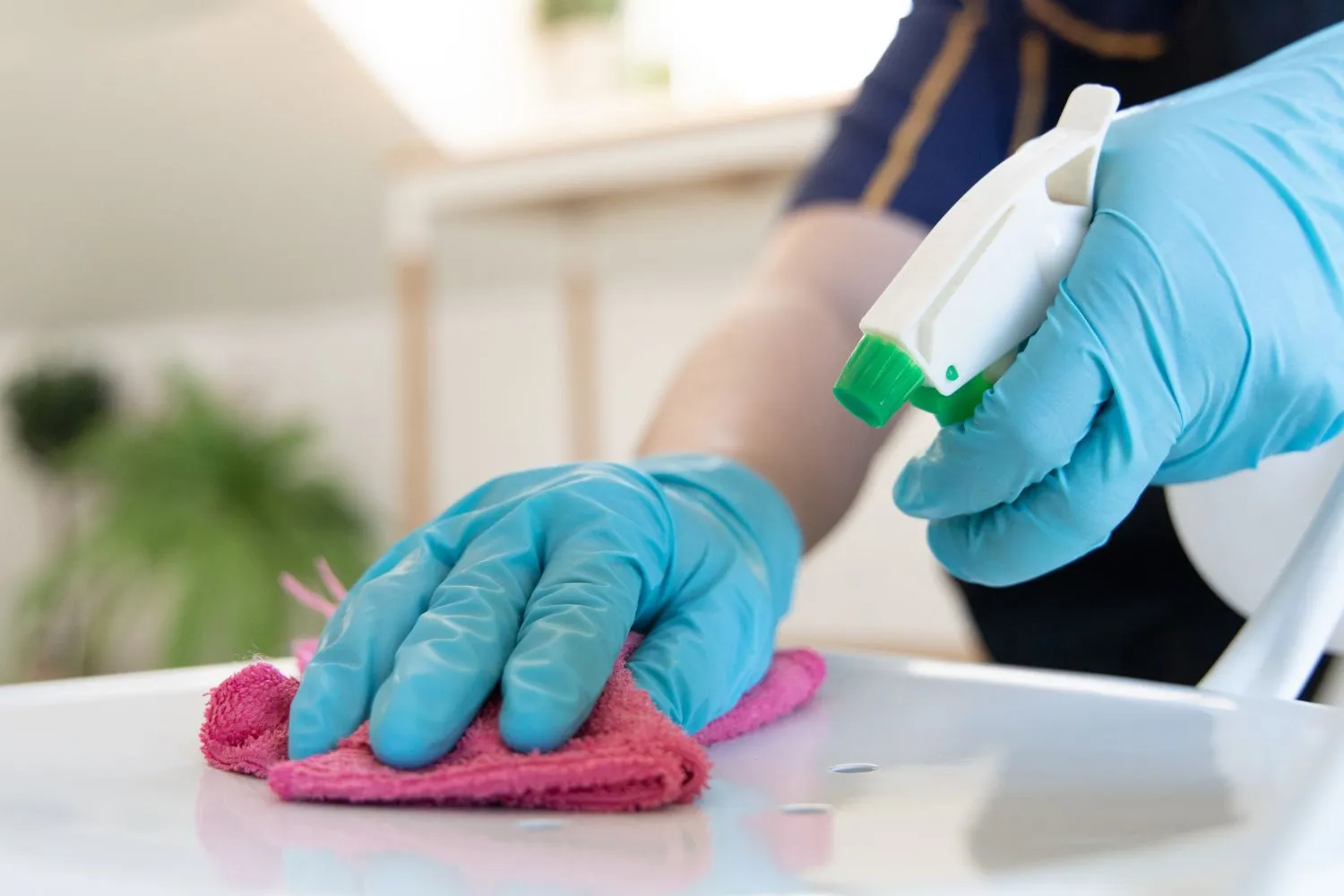 Why You Should Always Dust With DRY Microfiber Cloths (not wet!)