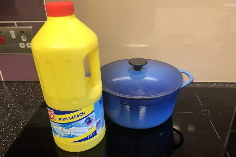 Cleaning a Le Creuset pan with bleach