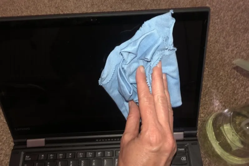 cleaning laptop screen
