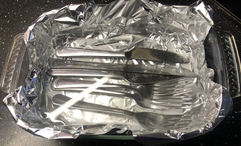 cutlery soaking in baking soda and aluminium
