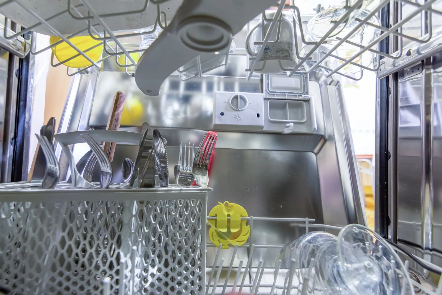 How To Clean A Dishwasher Without Vinegar ( 5 natural alternatives)