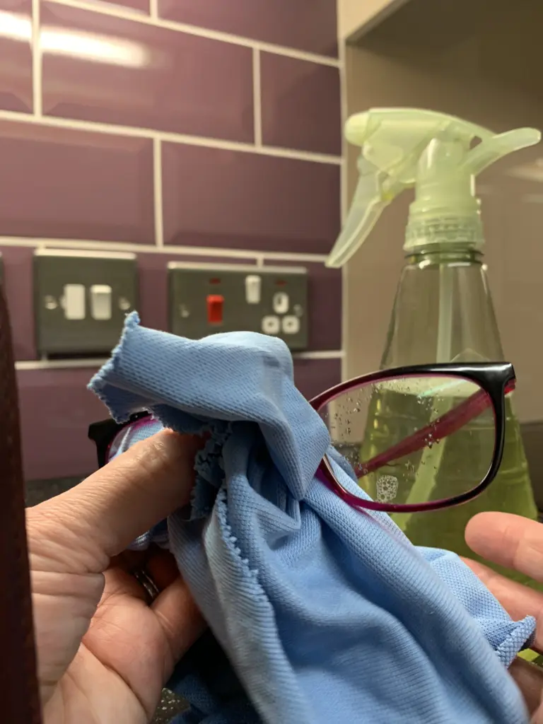 limpando com pano