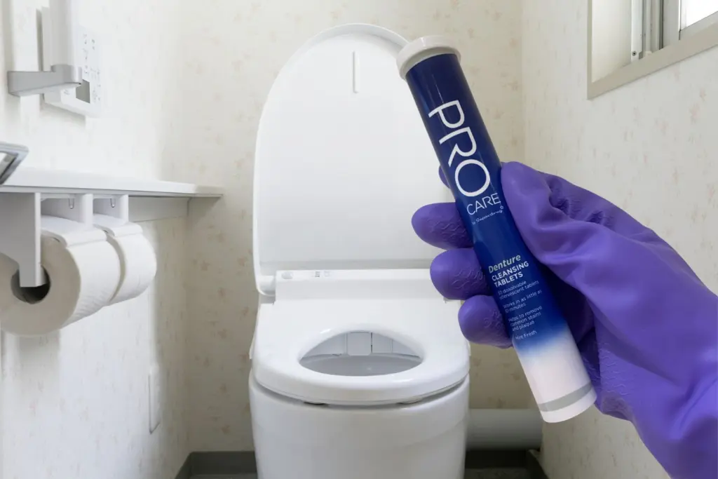 pastilhas para dentaduras no banheiro