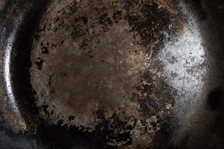 How To Clean The Bottom of a Cast Iron Pan
