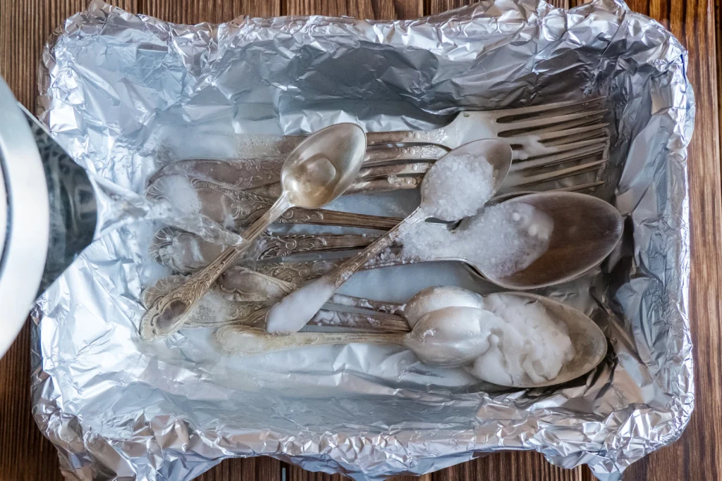 cleaning cutlery with baking soda