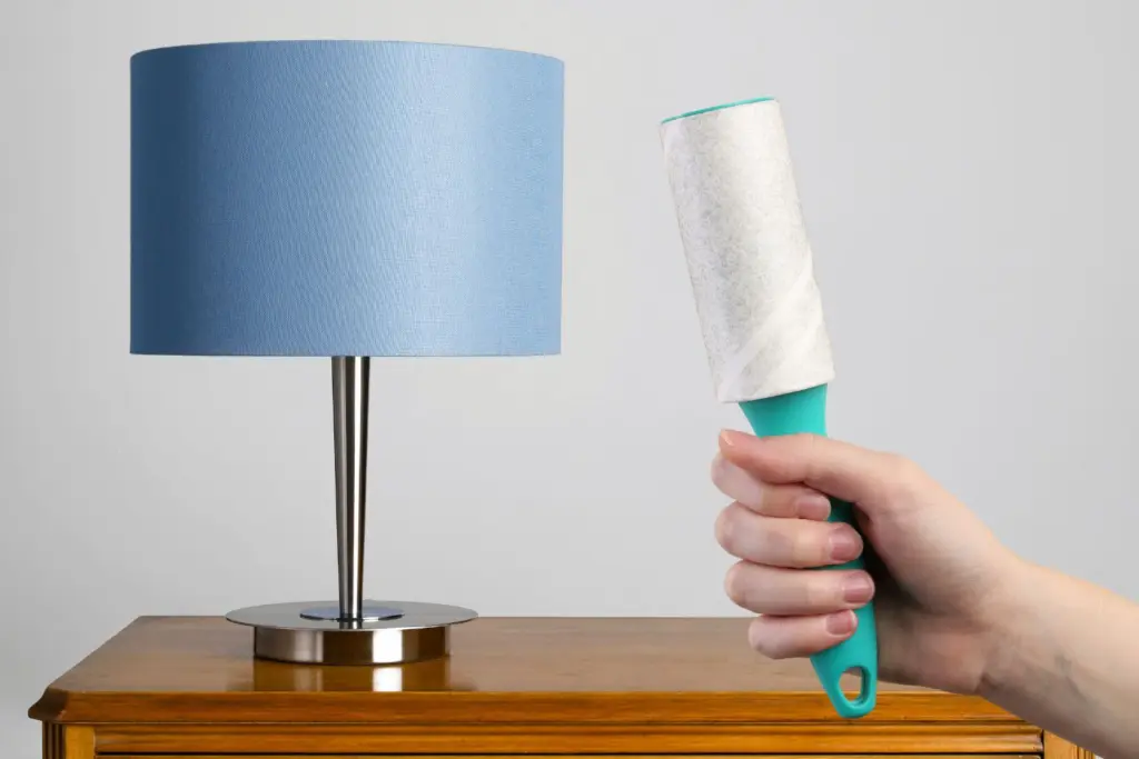 rolo de fiapos e lâmpada