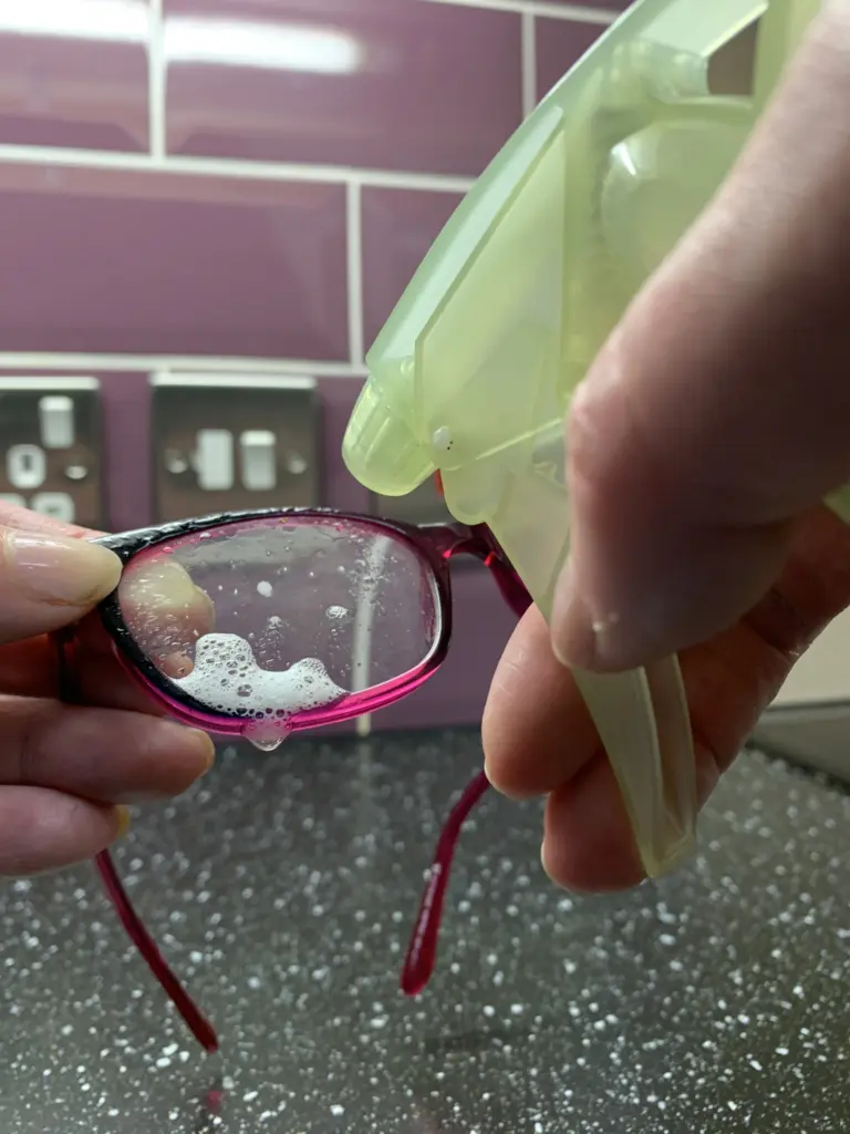 eu borrifando copos com água e sabão em pó