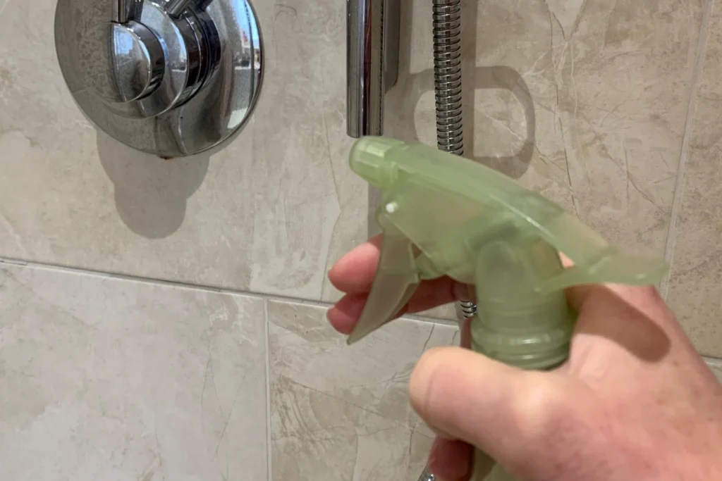 cleaning the shower with vinegar spray