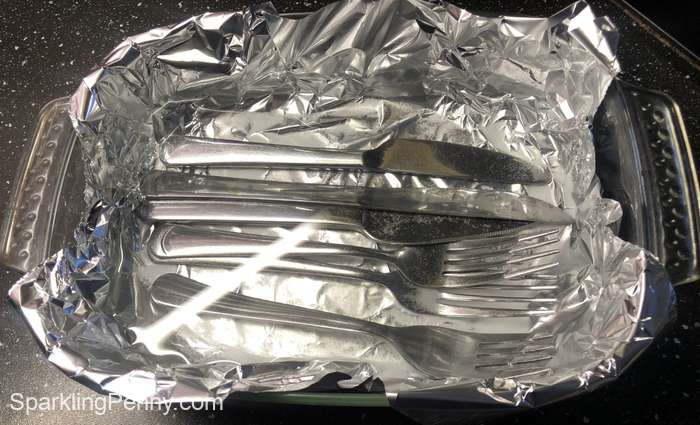 cutlery soaking in baking soda and aluminium