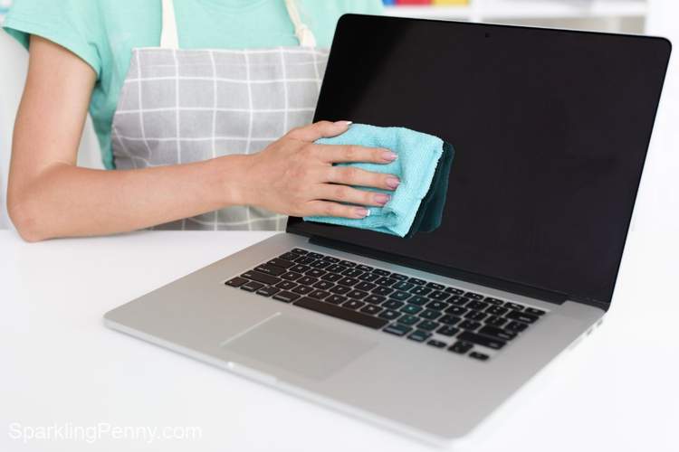how to clean laptop screen without streaks