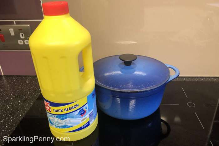 Cleaning a Le Creuset pan with bleach