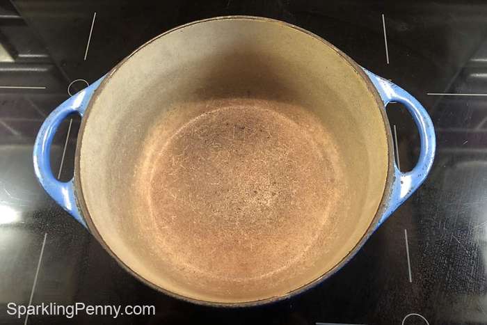 how to clean the bottom of a le creuset pan