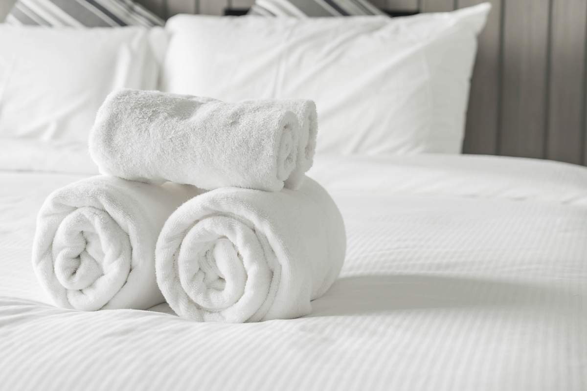 How Do Hotels Keep Their Towels So White? - Sparkling Penny