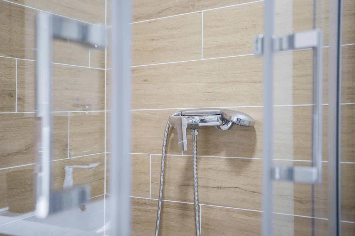 How to Clean Shower Tiles Without Scrubbing